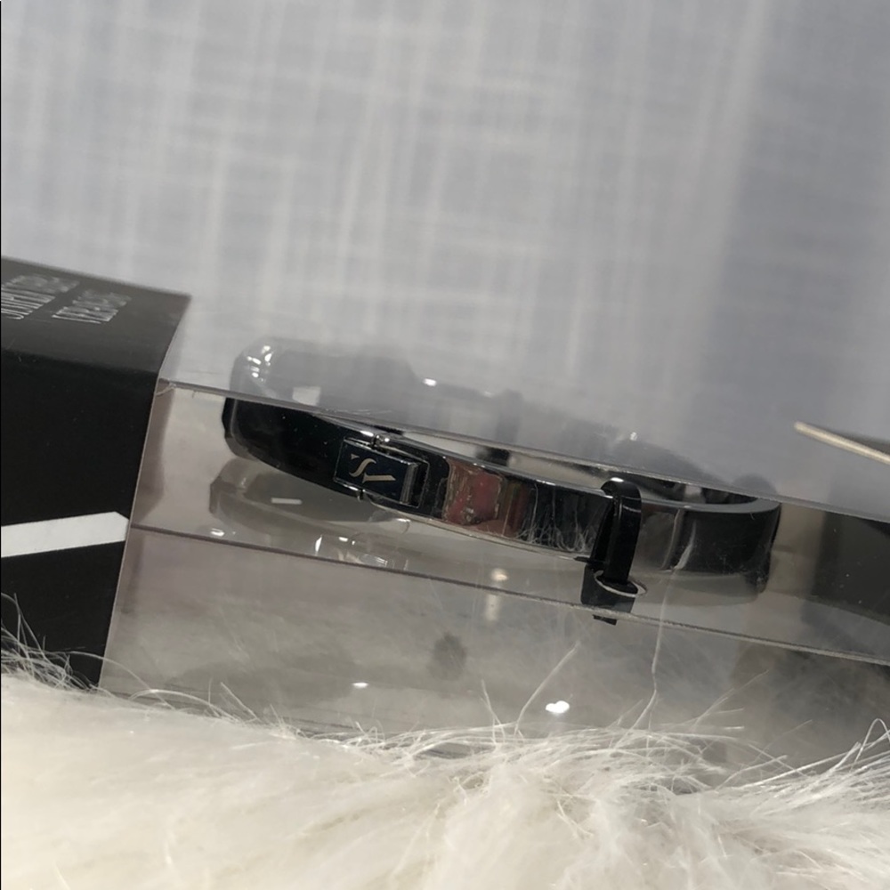 Simply Vera Wang Hinged Bangle Fitbit Flex 2 - Picture 8 of 8